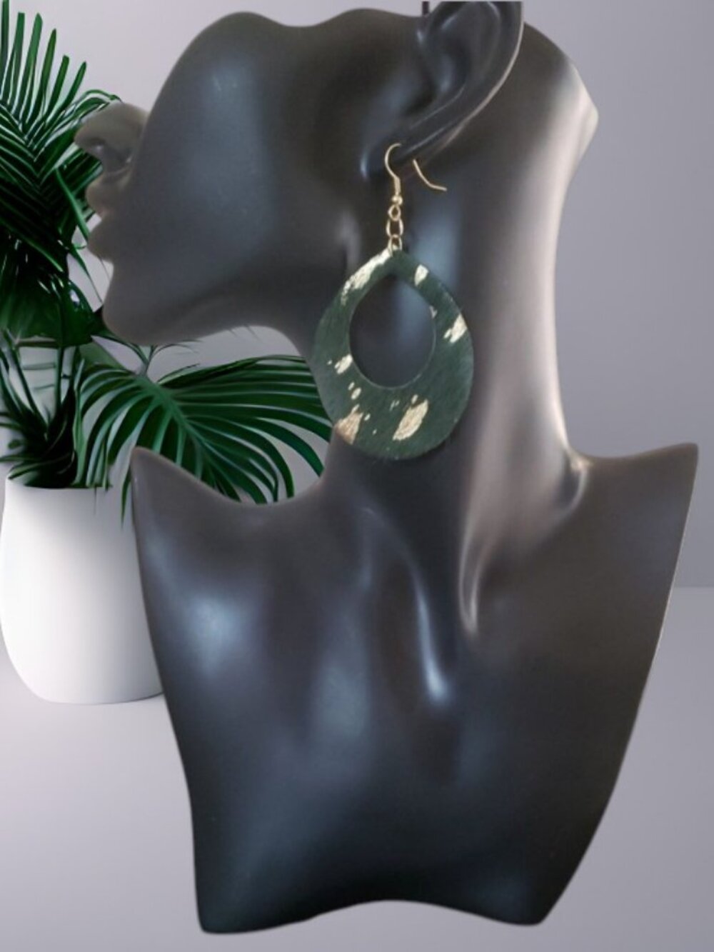 Plunder Trendy Green and Gold Teagan Drop Pierced Earrings 🌟NWT🌟